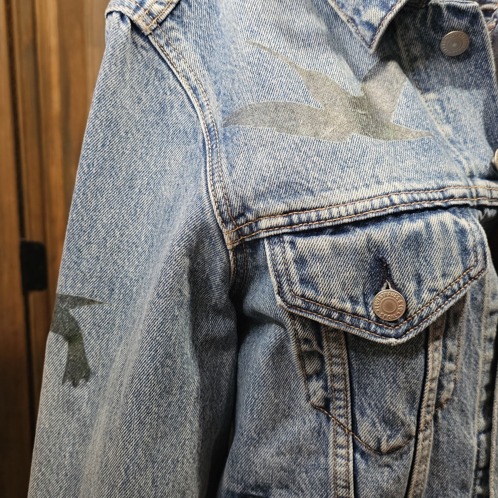Levi's Light Wash Classic Denim Trucker Jacket - Women's - Picture 3 of 5